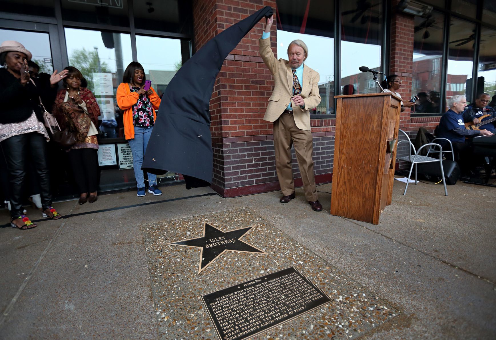 Isley Brothers get star on St. Louis Walk of Fame in the Loop